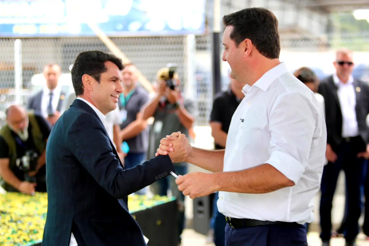 Alexandre Curi cumprimenta o governador Ratinho Junior