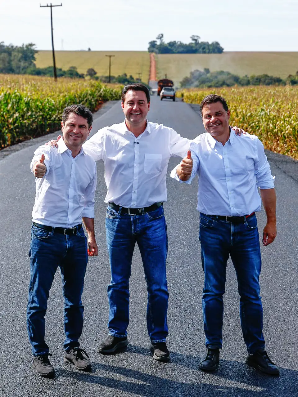 Alexandre Curi ao lado do governador Ratinho Junior e de liderança municipal em estrada rural do Paraná