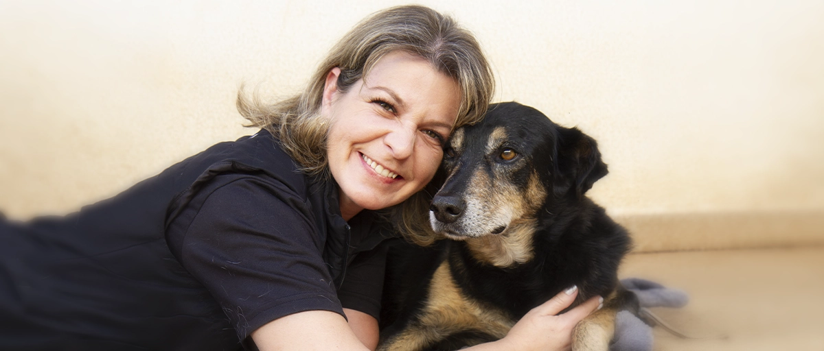 Dani Ziober com um animal resgatado