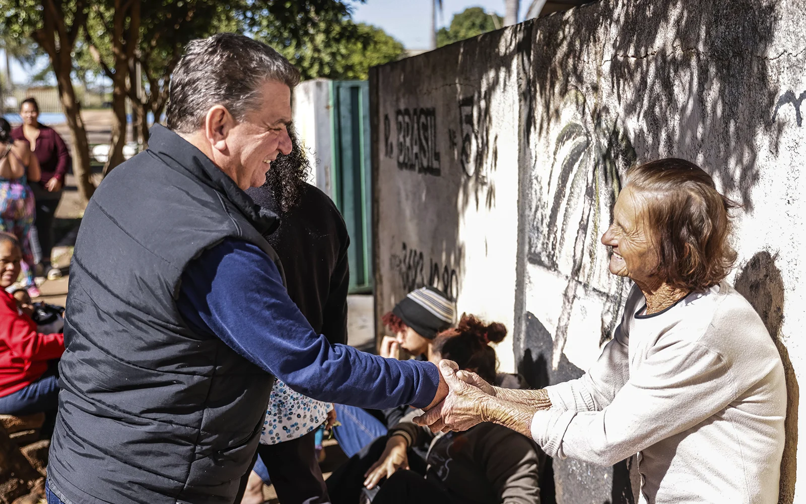 Sérgio Onofre conversando com uma moradora